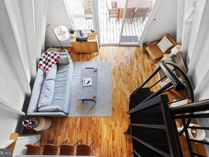 Una televisión, una chimenea