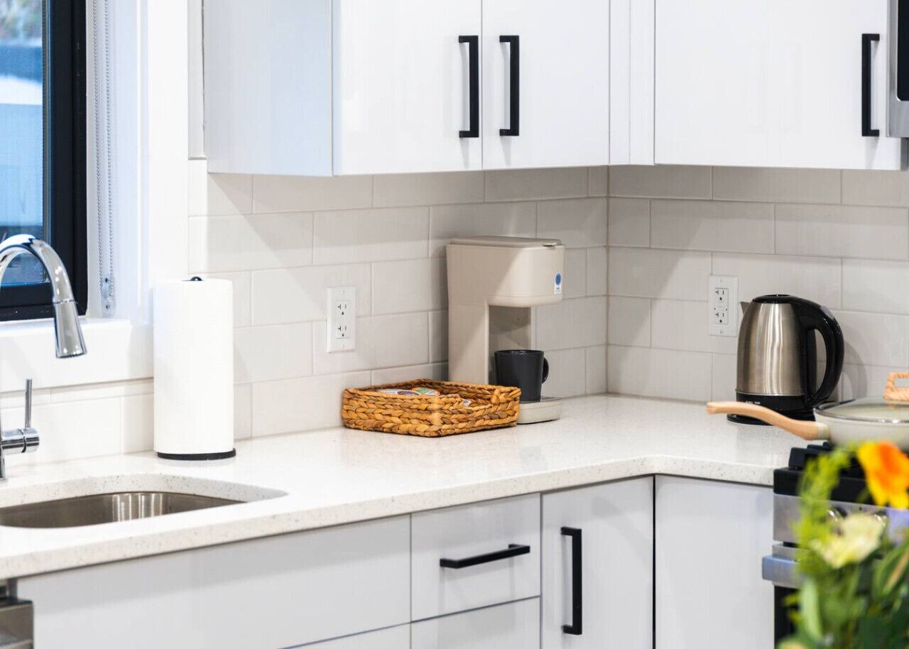 Cafetera/tetera, refrigerador, microondas, horno
