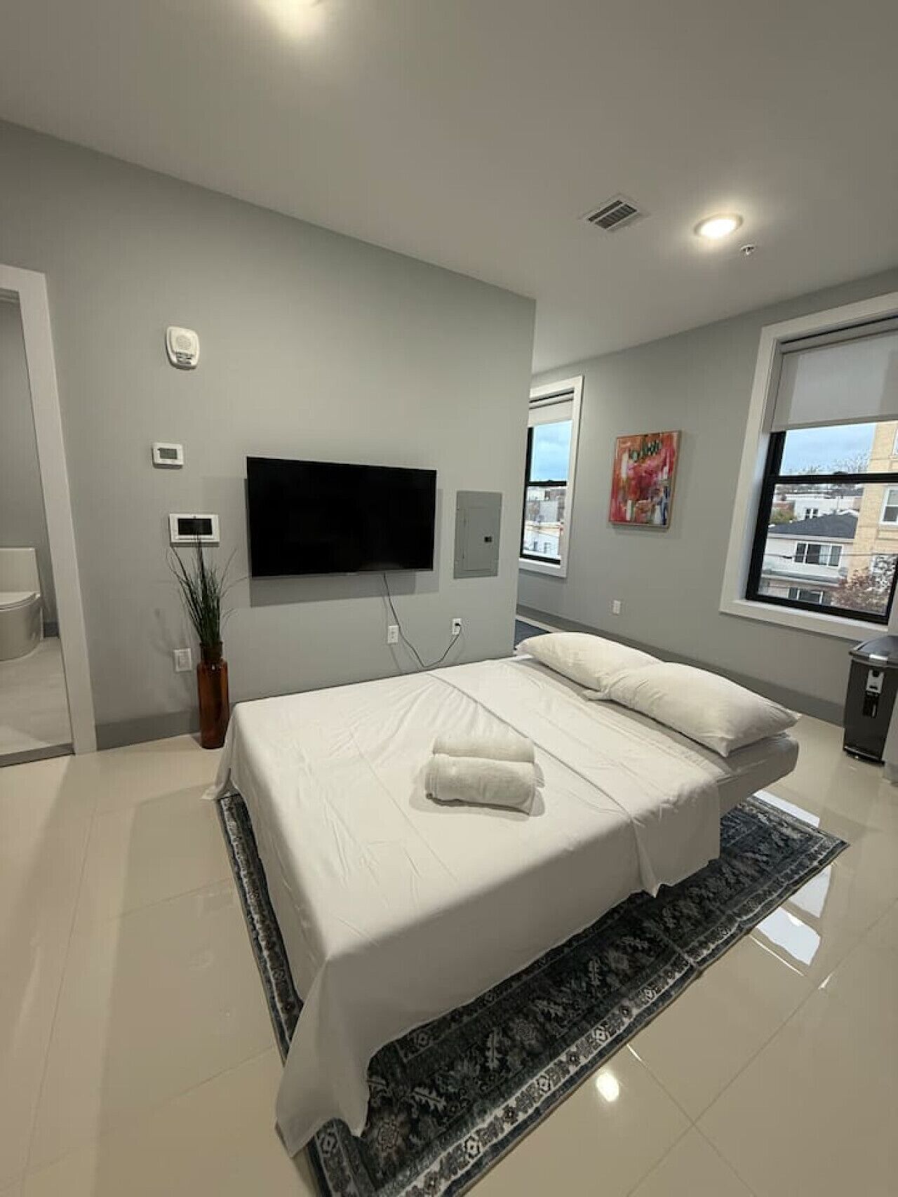 Desk, iron/ironing board, WiFi, bed sheets