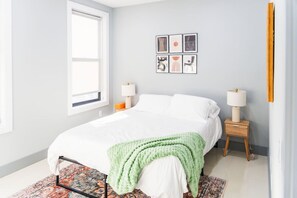 Desk, iron/ironing board, WiFi, bed sheets - Twenty Min to Times Square w/ Free Indoor Parking (West New York)