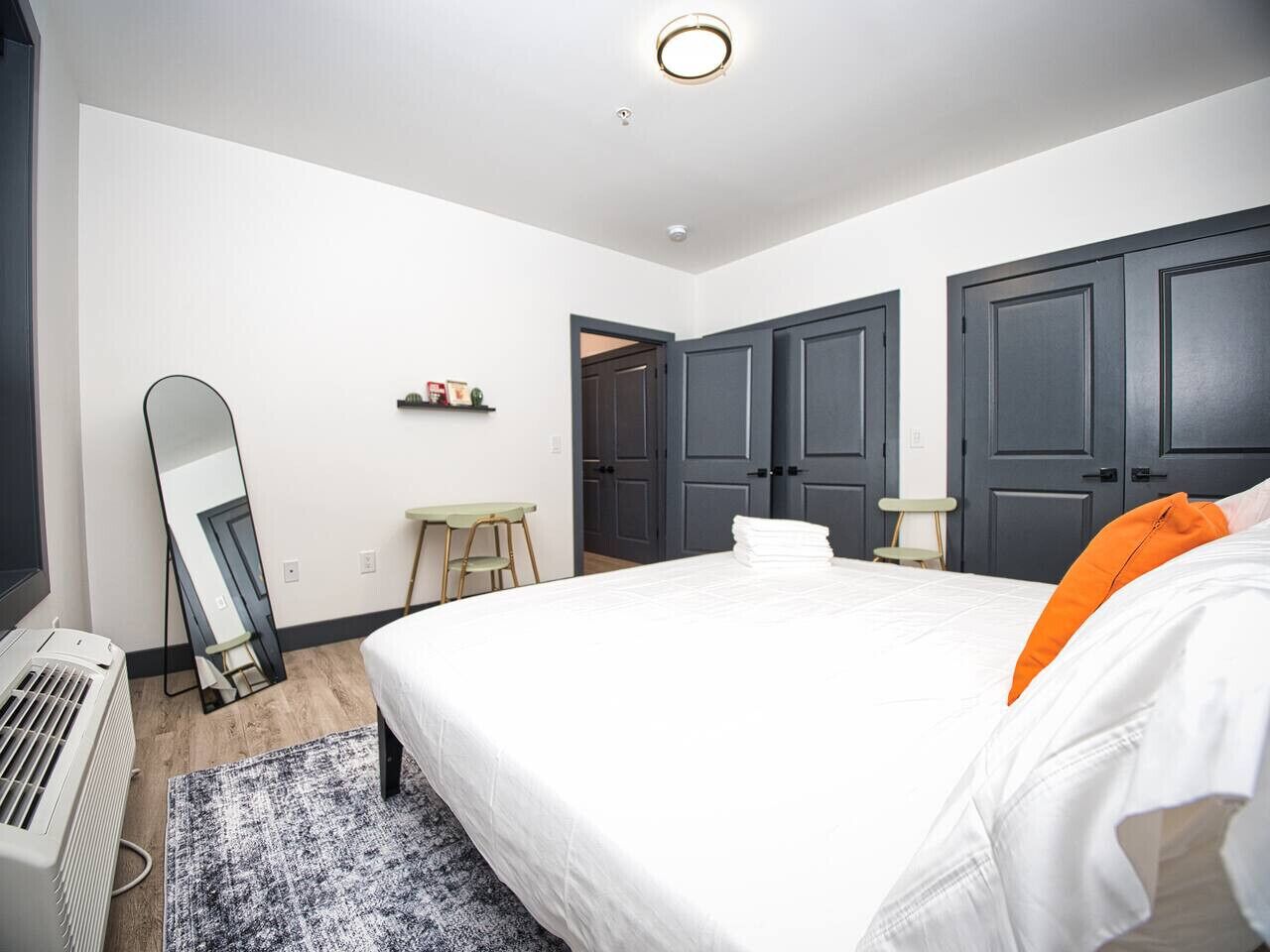 Escritorio, tabla de planchar con plancha, cuna de viaje y wifi 