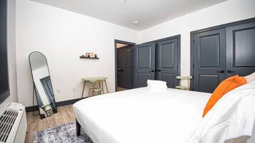 Escritorio, tabla de planchar con plancha, cuna de viaje y wifi