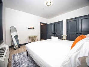 Escritorio, tabla de planchar con plancha, cuna de viaje y wifi 