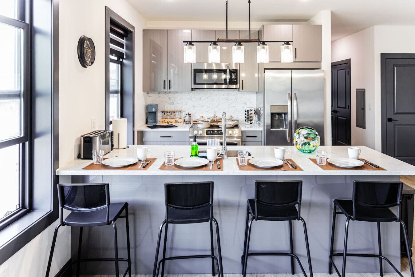 Een koelkast, een magnetron, een oven, een kookplaat