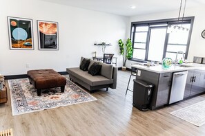 TV - Unbeatable Location:25 min to Times Square+Parking (West New York)