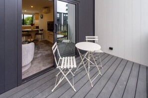 Outdoor dining - Central City Stay| Ideal for Work Trips & Friends (Christchurch)