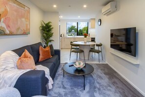 TV - Central City Stay| Ideal for Work Trips & Friends (Christchurch)
