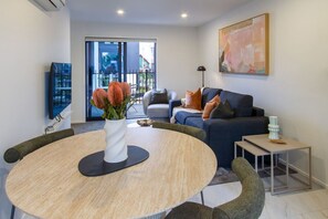 Dining - Central City Stay| Ideal for Work Trips & Friends (Christchurch)