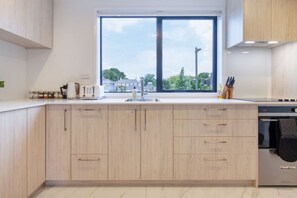 Fridge, microwave, oven, stovetop - Central City Stay| Ideal for Work Trips & Friends (Christchurch)