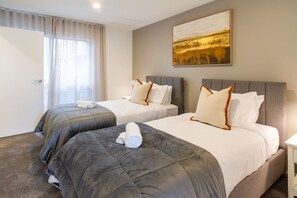 Iron/ironing board, travel cot, WiFi, bed sheets - Central City Hideaway | Family & Work Friendly (Christchurch)
