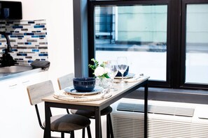 Dining - Discover NYC in stylish Studio-25 mins to NYC (West New York)