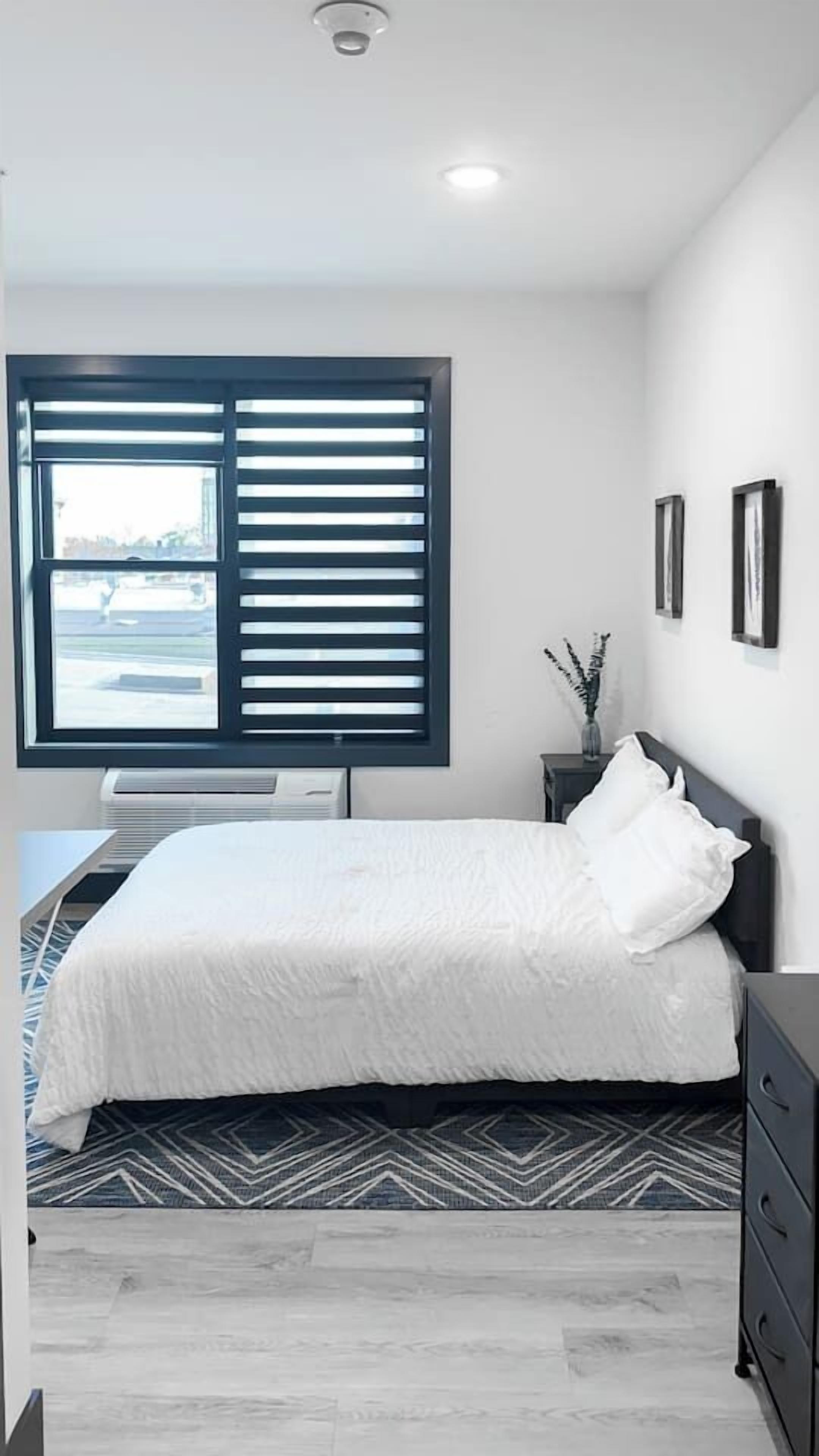 Een bureau, een strijkplank/strijkijzer, wifi, beddengoed