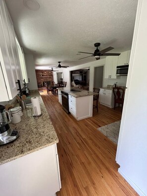Coffee/tea maker, fridge, microwave, oven - 4 BR/3 BA-Great for extended stays- Close to Savannah River Site & Masters Golf (Aiken)