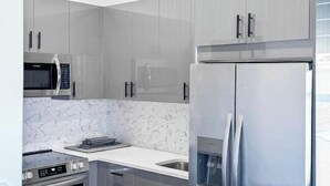 Coffee/tea maker, fridge, microwave, oven - Stylish Studio Apt-Outside NYC (West New York)