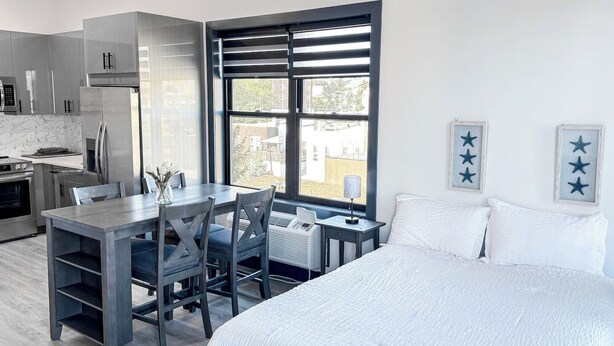 Desk, iron/ironing board, WiFi, bed sheets - Stylish Studio Apt-Outside NYC (West New York)