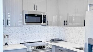 Coffee/tea maker, fridge, microwave, oven - Stylish Studio Apt-Outside NYC (West New York)