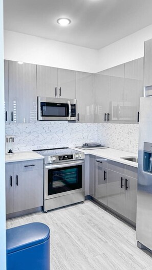Fridge, microwave, oven, stovetop - Stylish Studio Apt-Outside NYC (West New York)