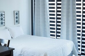 Escritorio, tabla de planchar con plancha, wifi y ropa de cama 