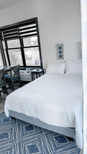 Escritorio, tabla de planchar con plancha, wifi y ropa de cama 