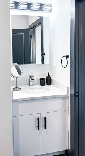 Hair dryer - Stylish Studio Apt-Outside NYC (West New York)