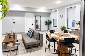 Interior - City Life-2 Bedrooms-Free Indoor Parking-20minNYC (West New York)