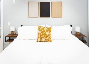 Escrivaninha, ferros/tábuas de passar roupa, Wi-Fi, roupa de cama
