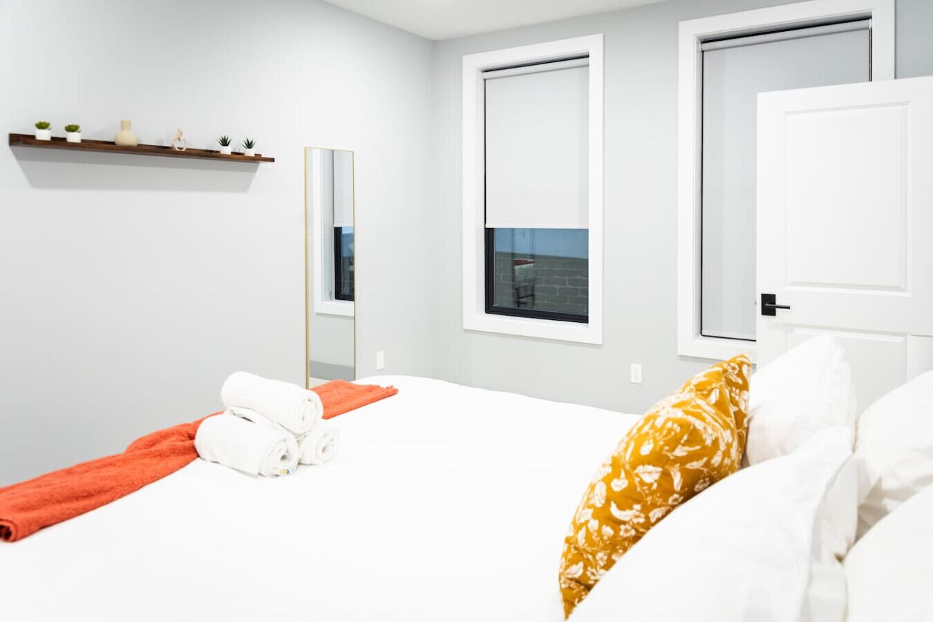 Een bureau, een strijkplank/strijkijzer, wifi, beddengoed