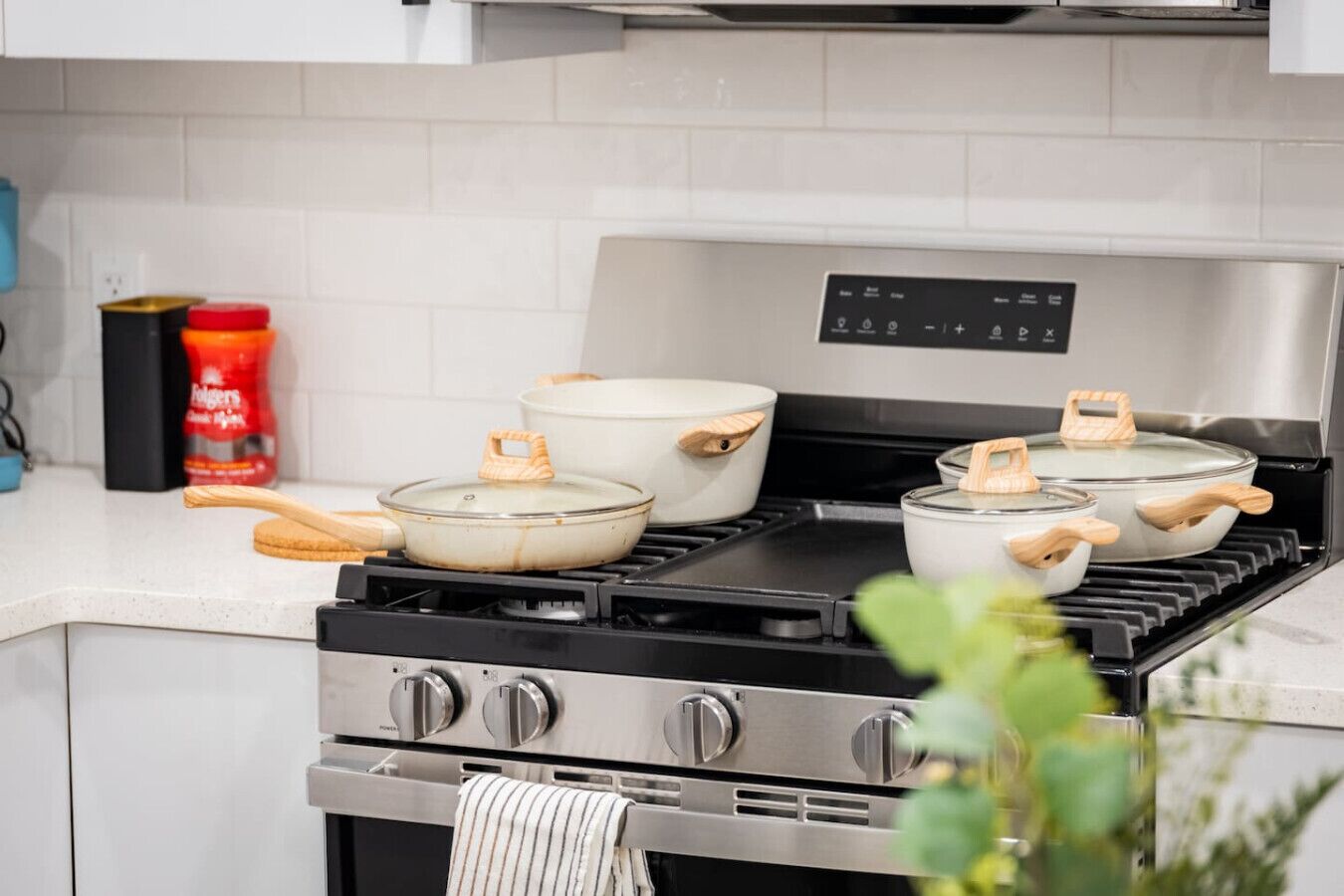 冷蔵庫、電子レンジ、オーブン、コンロ