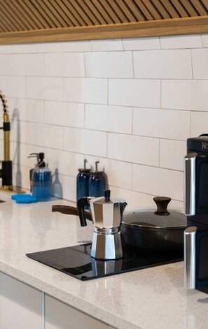 Réfrigérateur, four à micro-ondes, surface de cuisson, cafetière-théière