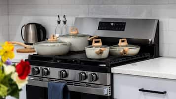 Geladeira, micro-ondas, fogão, lava-louças