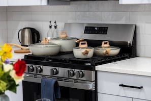 Geladeira, micro-ondas, fogão, lava-louças