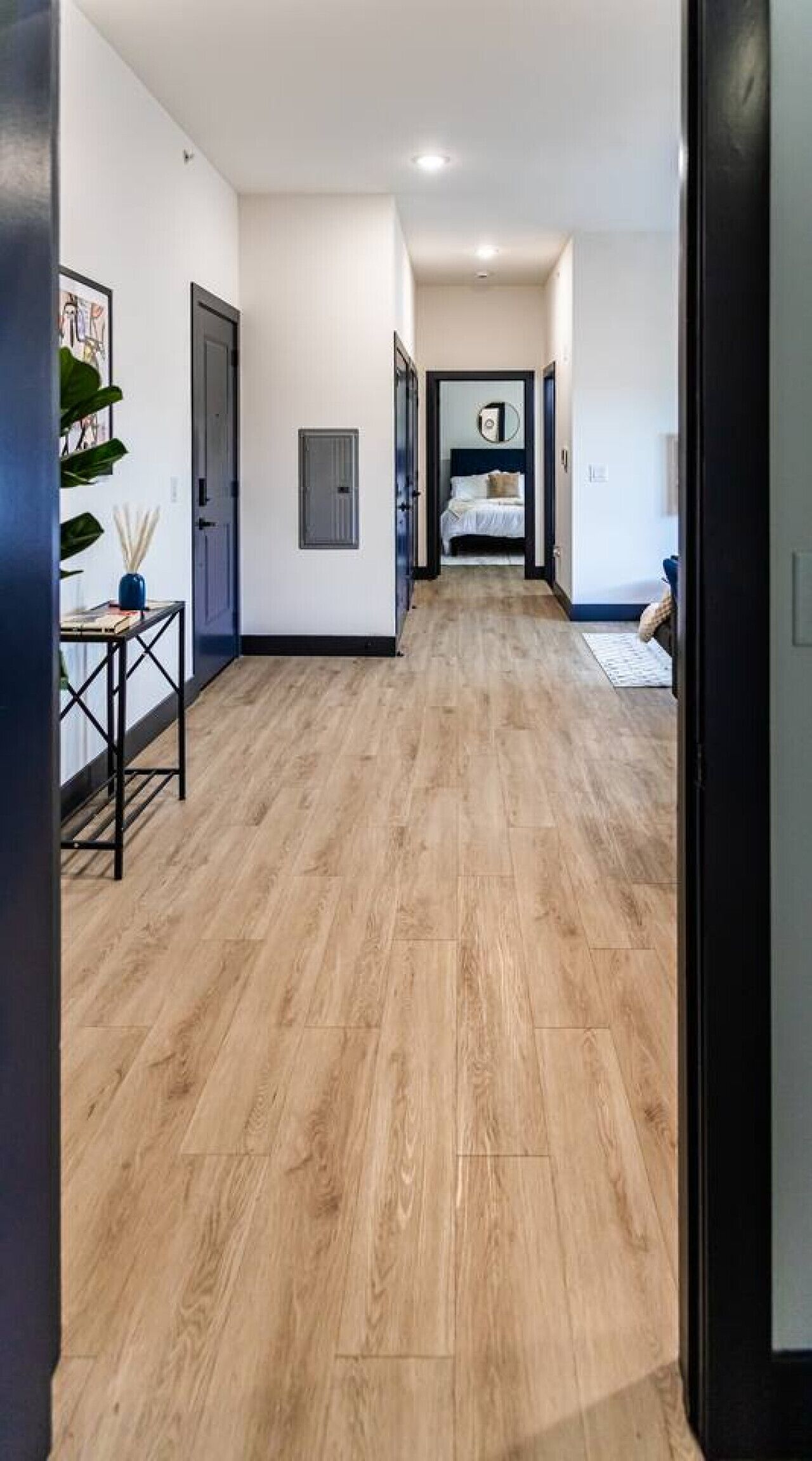 Een bureau, een strijkplank/strijkijzer, wifi, beddengoed