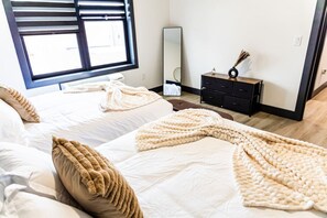 Desk, iron/ironing board, WiFi, bed sheets - Two Bedrooms W/ Free Indoor Parking-25 Mins to NYC (West New York)