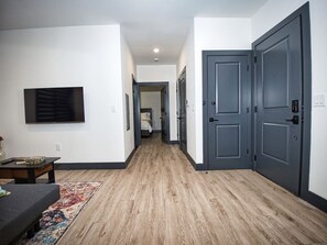 1 Schlafzimmer, Schreibtisch, Bügeleisen/Bügelbrett, Reisekinderbett