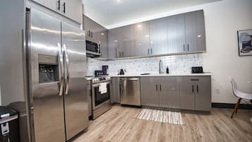 Geladeira, micro-ondas, fogão, cooktop