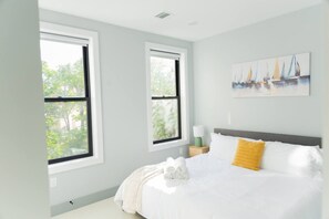 Desk, iron/ironing board, travel cot, WiFi - Modern 1BR w/ Indoor Parking • Quick Access to NYC (West New York)