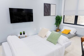 Desk, iron/ironing board, travel cot, WiFi - Modern 1BR w/ Indoor Parking • Quick Access to NYC (West New York)