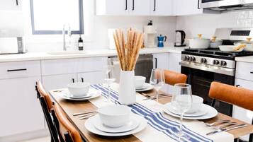 Coffee/tea maker, fridge, microwave, oven
