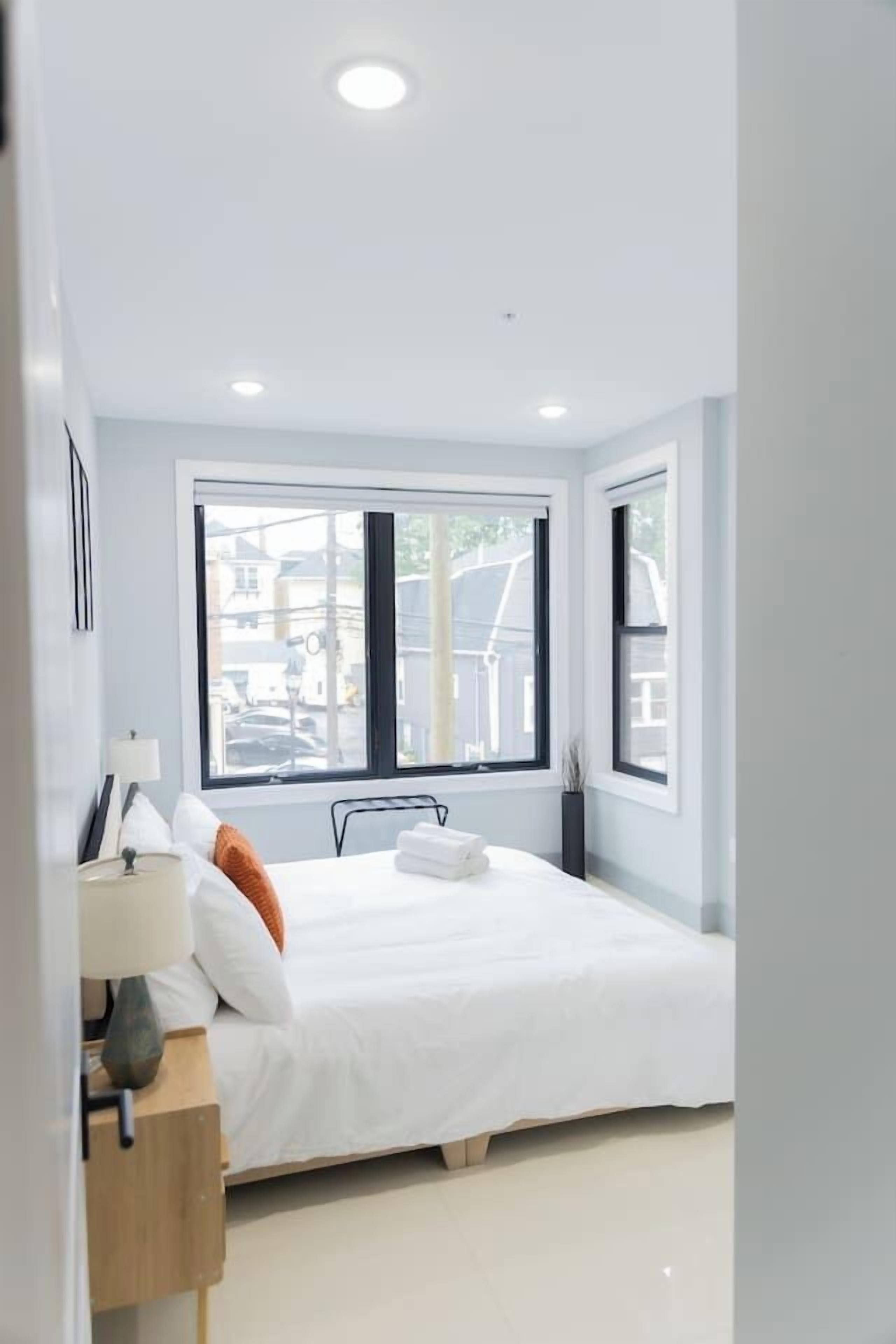 Een bureau, een strijkplank/strijkijzer, reisbedje, wifi