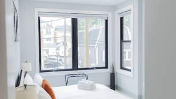 Bureau, fer et planche à repasser, lit parapluie, Wi-Fi