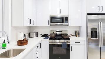 Réfrigérateur, micro-ondes, four, plaque de cuisson