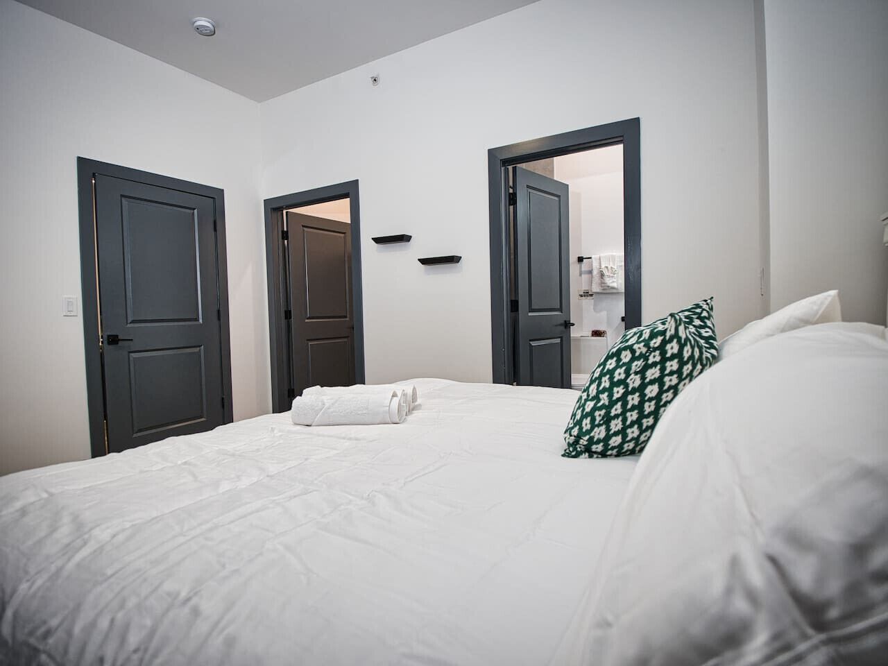 Schreibtisch, Bügeleisen/Bügelbrett, Reisekinderbett, WLAN