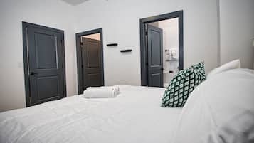 Schreibtisch, Bügeleisen/Bügelbrett, Reisekinderbett, WLAN