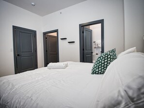 Schreibtisch, Bügeleisen/Bügelbrett, Reisekinderbett, WLAN