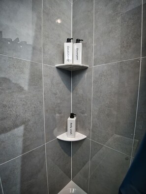 Dusche, Haartrockner, Handtücher, Seife