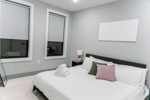 Een bureau, een strijkplank/strijkijzer, reisbedje, wifi