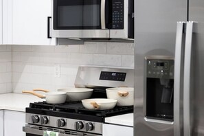 Een koelkast, een magnetron, een oven, een kookplaat
