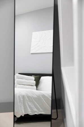 2 Schlafzimmer, Schreibtisch, Bügeleisen/Bügelbrett, Reisekinderbett