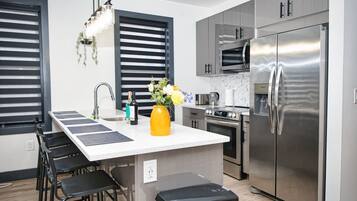 Coffee/tea maker, fridge, microwave, oven