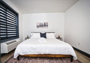 Een bureau, een strijkplank/strijkijzer, reisbedje, wifi